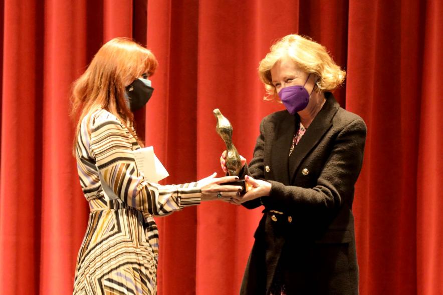 Entrega de Premios Atenea y Hombres por la Igualdad 2021 - Primer plano de la entrega del premio por parte de Ofelia Culebradas, responsable de Igualdad a Nuria Coronado. 