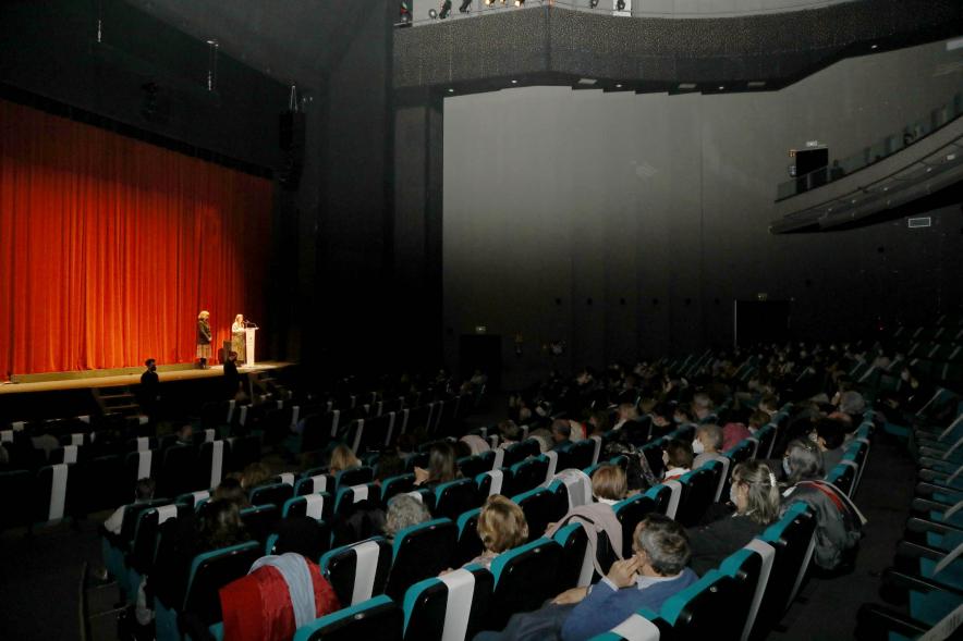 Entrega de Premios Atenea y Hombres por la Igualdad 2021 - Imagen lateral del patio de butacas, del escenario con la premiada y de la responsable de Igualdad del Ayuntamiento.