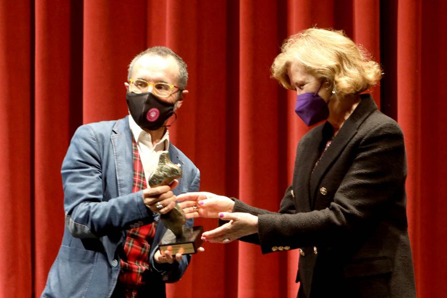 Entrega de Premios Atenea y Hombres por la Igualdad 2021 - Primer plano de Octavio Salazar, Premio Atenea, recibiendo el galardón de manos de Ofelia Culebradas, responsable municipal de Igualdad. 