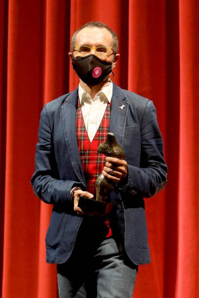 Entrega de Premios Atenea y Hombres por la Igualdad 2021 -Primer plano de Octavio Salazar, premio Atenea, con el galardón.