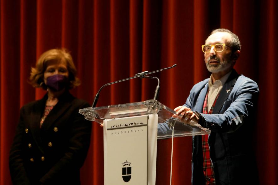 Entrega de Premios Atenea y Hombres por la Igualdad 2021 -  Primer plano de  Octavio Salazar durante su discurso acompañado por Ofelia Culebradas, responsable de Igualdad.  