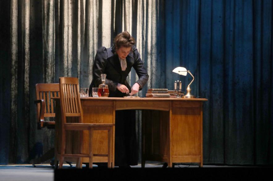 Entrega de Premios Atenea y Hombres por la Igualdad 2021 - Primer plano de una escena con una mujer científica vestida de época.