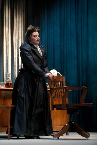 Entrega de Premios Atenea y Hombres por la Igualdad 2021 - Primer plano de una escena teatral con una mujer científica vestida de época.