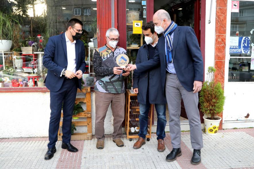 Autoridades y premiado. Entrega Premios Escaparates 2021