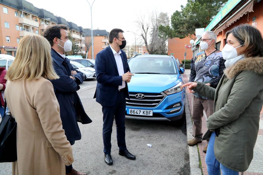 Autoridades y premiado. Entrega Premios Escaparates 2021