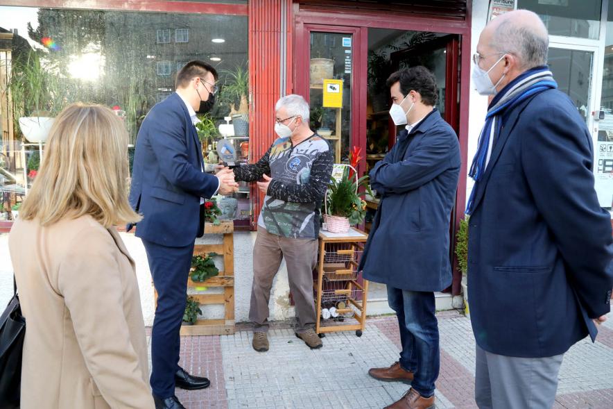 Autoridades y premiado. Entrega Premios Escaparates 2021