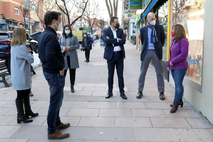 Autoridades y premiado. Entrega Premios Escaparates 2021