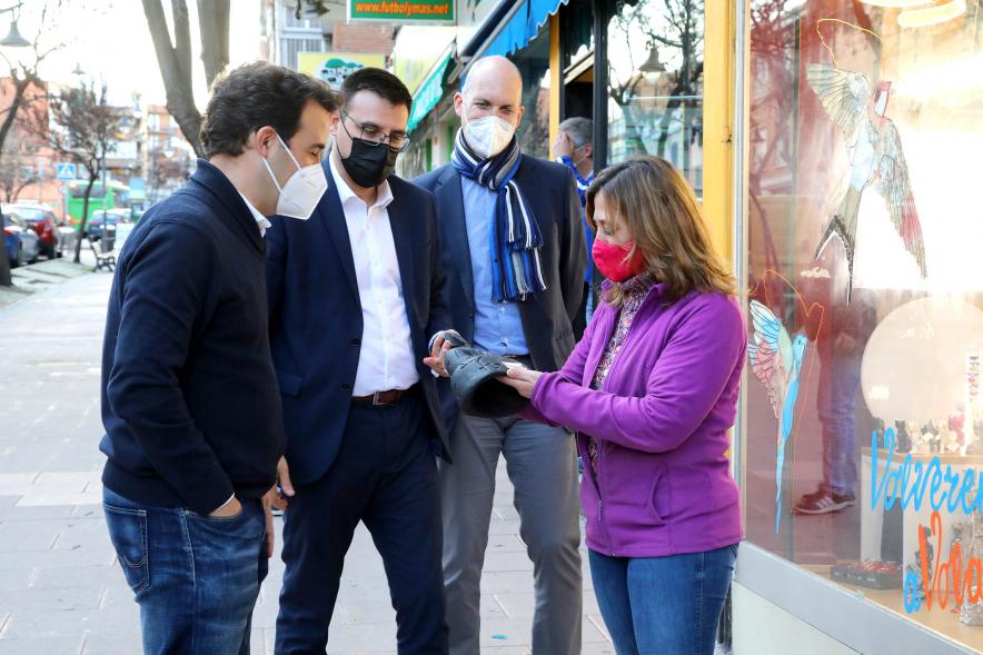 Autoridades y premiado. Entrega Premios Escaparates 2021