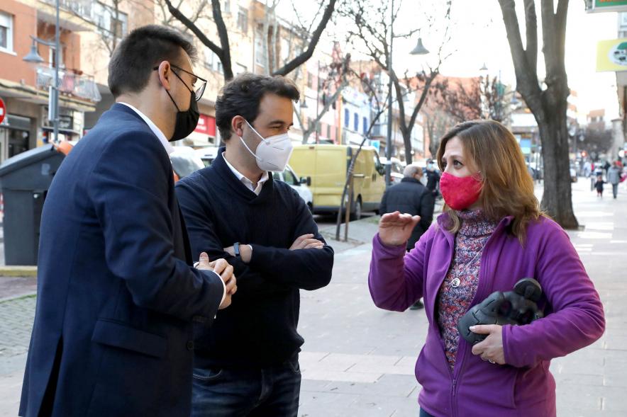 Autoridades y premiado. Entrega Premios Escaparates 2021
