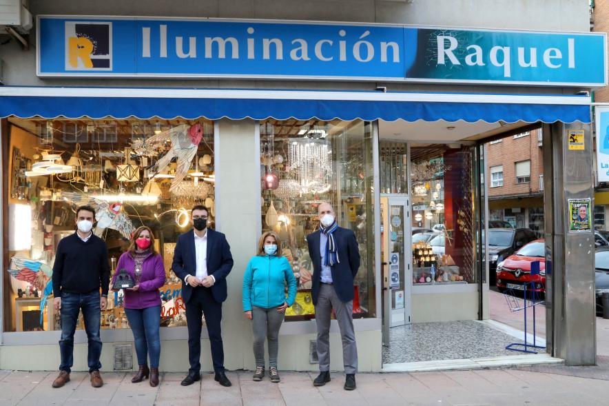 Iluminación Raquel. Autoridades y premiado. Entrega Premios Escaparates 2021