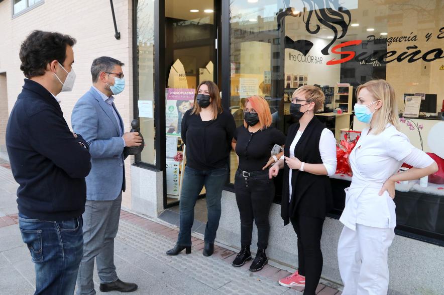 Autoridades y premiados. Entrega Premios Escaparates 2021