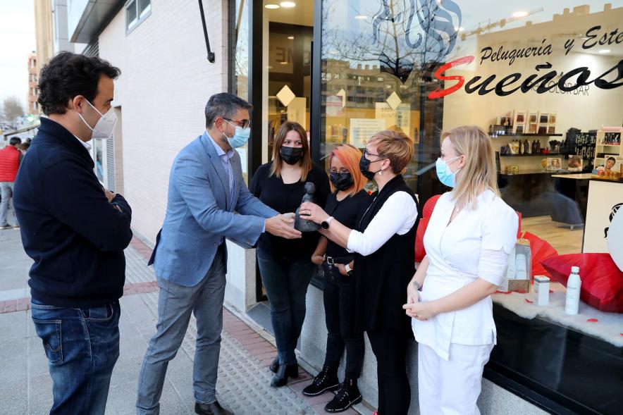 Autoridades y premiado. Entrega Premios Escaparates 2021