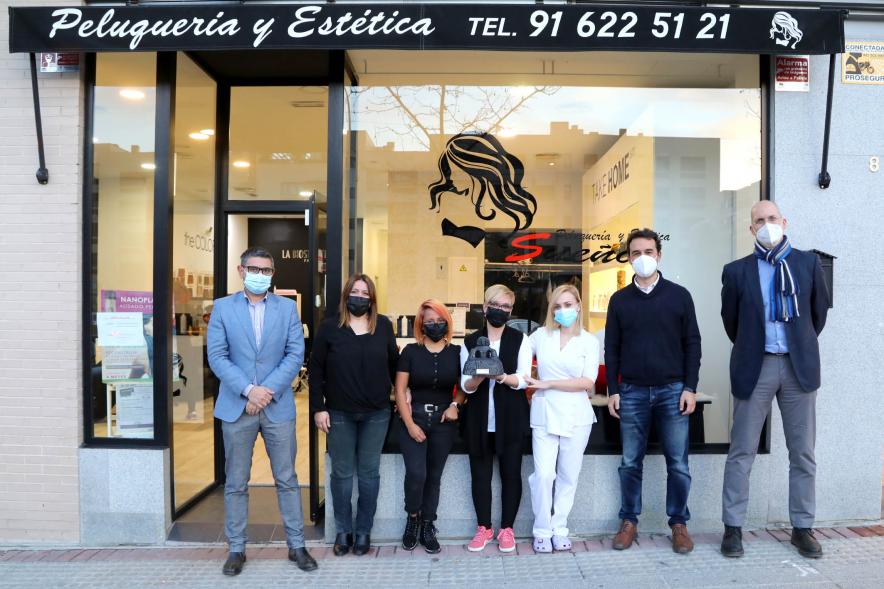 Autoridades y premiado en la fachada del establecimiento Peluquera y Estética. Entrega Premios Escaparates 2021