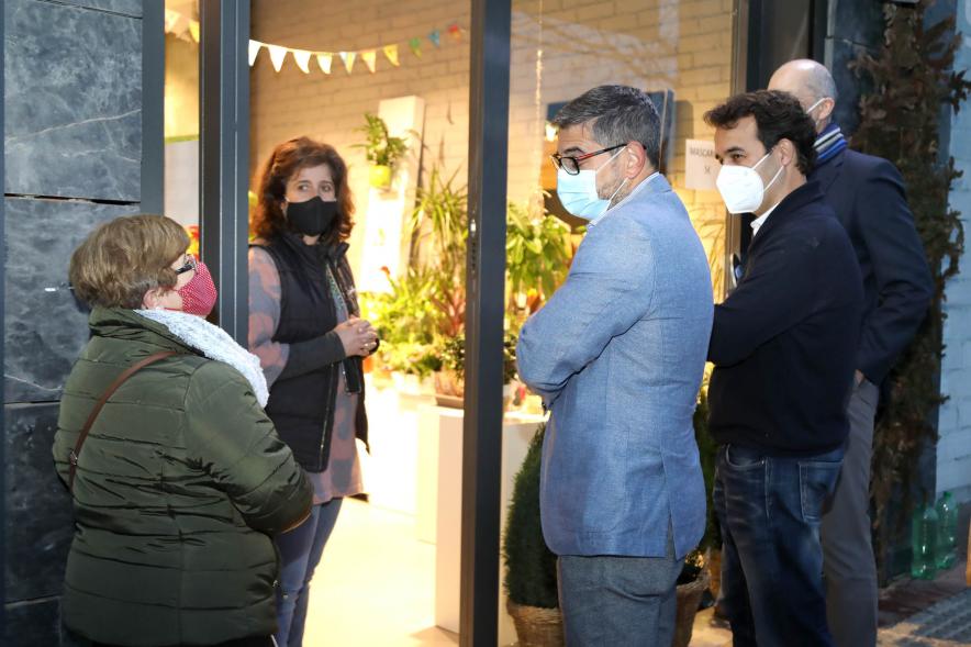 Autoridades y premiado en la fachada del establecimiento. Entrega Premios Escaparates 2021