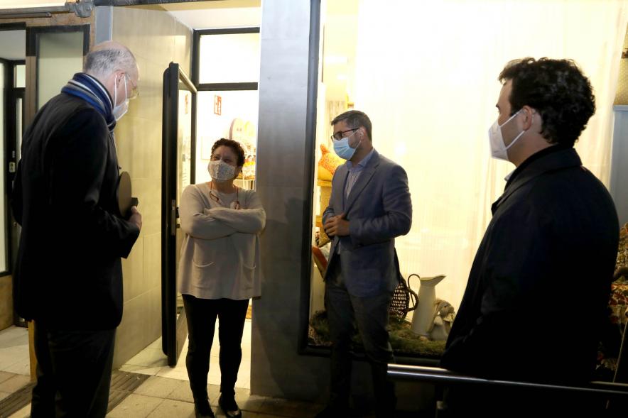 Autoridades y premiado en la fachada del establecimiento. Entrega Premios Escaparates 2021