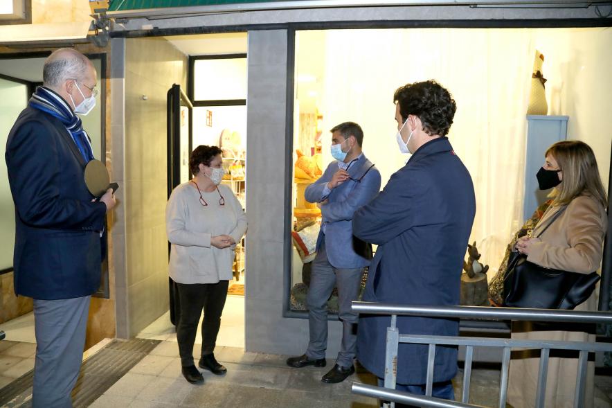 Autoridades y premiado en la fachada del establecimiento. Entrega Premios Escaparates 2021