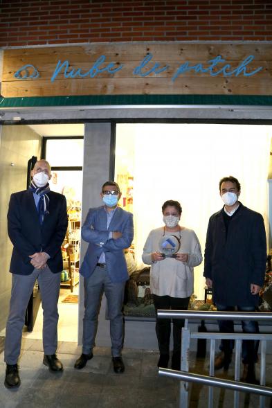 Autoridades y premiado en la fachada del establecimiento. Entrega Premios Escaparates 2021