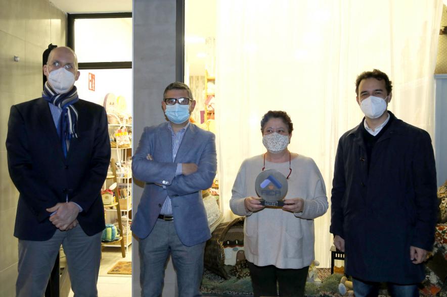 Autoridades y premiado en la fachada del establecimiento. Entrega Premios Escaparates 2021