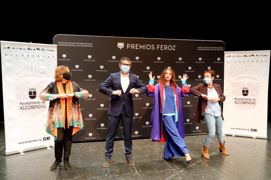 Presentadoras con miembros del consistorio