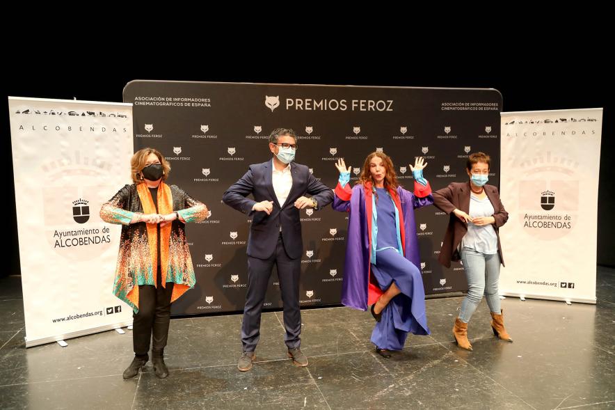 Personalidades con miembros del consistorio durante la rueda de prensa