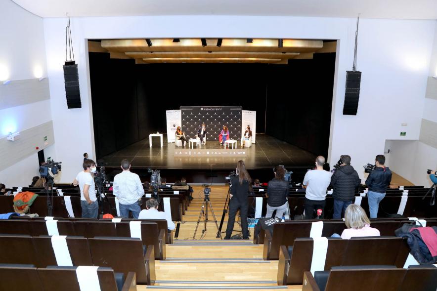 Rueda de prensa vista desde el fondo de la sala