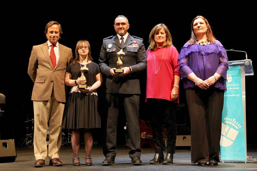 Entrega Premios Atenea y Hombres por la Igualdad - Posado de los premiados:  Carmen Recena y Alfonso Toribio, con el alcalde García de Vinuesa y las concejales.