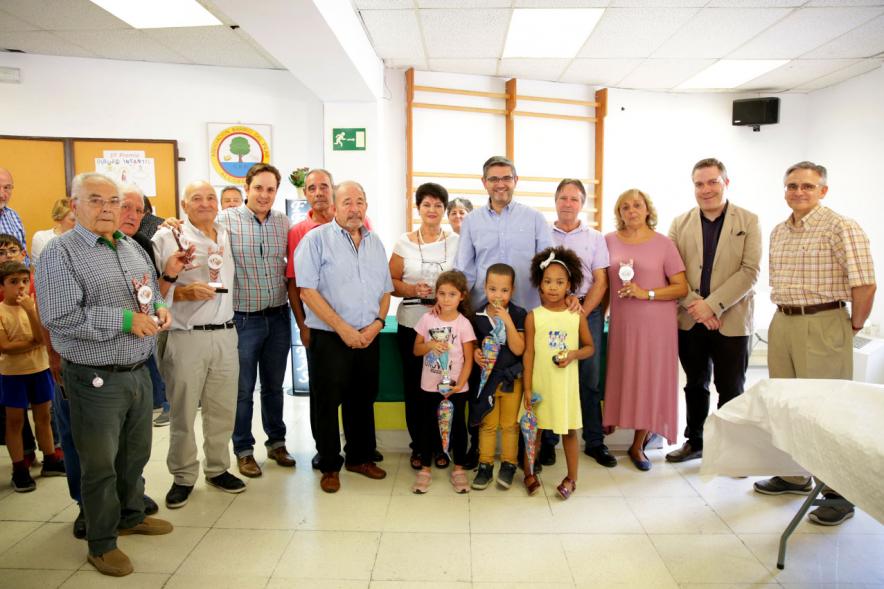 Asistentes posan junto con los galardonados