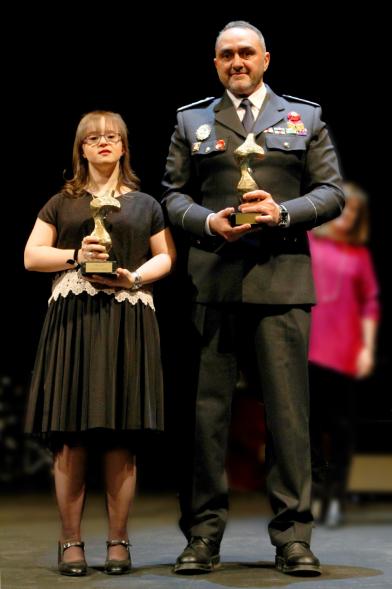 Entrega Premios Atenea y Hombres por la Igualdad - Posado de los premiados:  Carmen Recena y Alfonso Toribio.