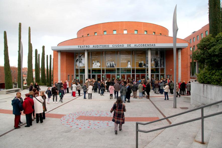 Público llegando al evento