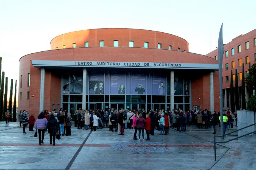 Entrega Premios Atenea y Hombres por la Igualdad - Exterior del TACA y parte de los invitados  a la entrega.