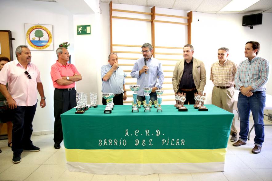 Miembros del consistorio y de la asociación durante la entrega de premios