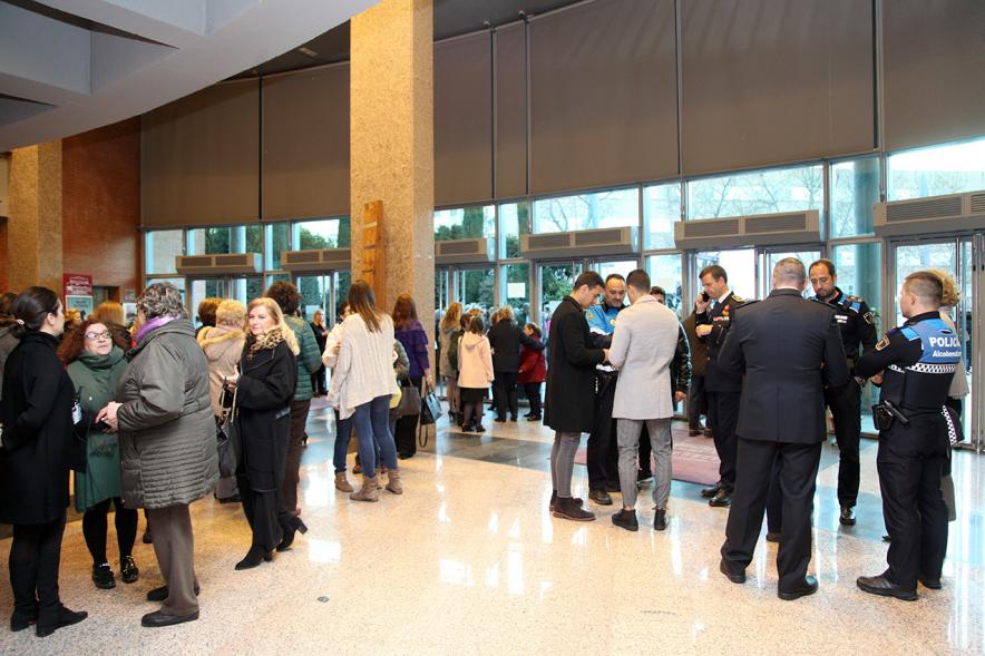 Entrega Premios Atenea y Hombres por la Igualdad - Imagen de los asistentes a la entrega de premios a la entrada del teatro.
