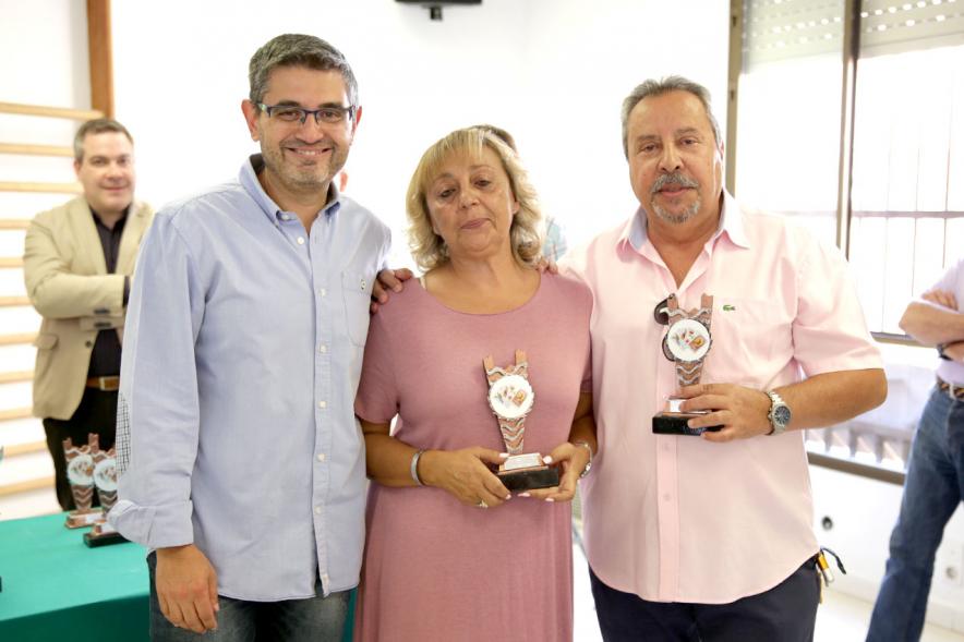 Alcalde Sánchez Acera posa con galardonados