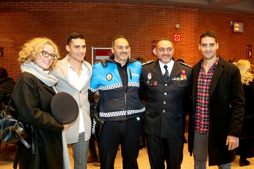 Entrega Premios Atenea y Hombres por la Igualdad - Posado del premiado Alfonso Toribio, con su familia.