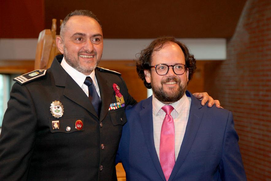 Entrega Premios Atenea y Hombres por la Igualdad -  Posado del concejal Luis Miguel Torres y el premiado Alfonso Toribio.