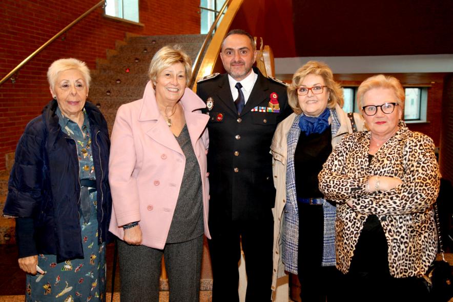Entrega Premios Atenea y Hombres por la Igualdad - Posado del premiado el policía municipal D. Alfonso Toribio junto a unas amigas.