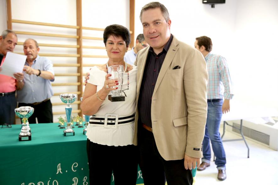 Concejal por PSOE Sánchez Sanguino posa con galardonada