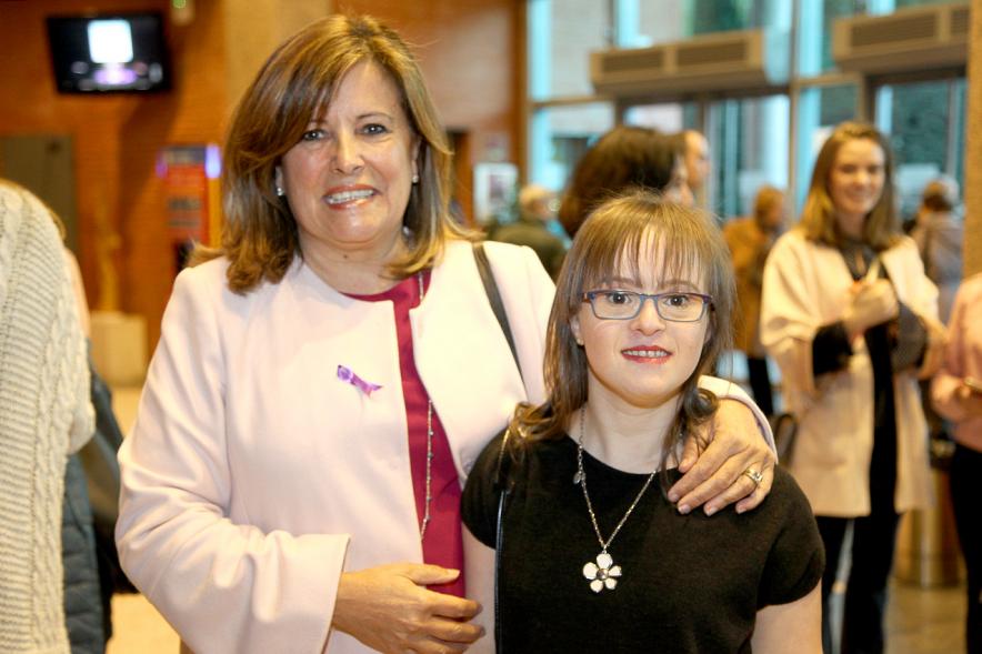 Entrega Premios Atenea y Hombres por la Igualdad - La concejal Mónica Sanchez, con la joven premiada con sindrome de Down, Carmen Recena.