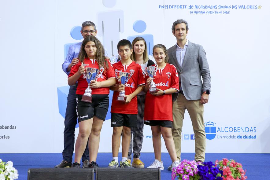 Alcalde Rafael Sánchez, concejales María Espín, Aitor Retolaza  y deportistas.Entrega Premios Competiciones Locales 2018-19 - 