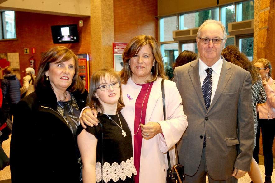 Entrega Premios Atenea y Hombres por la Igualdad - Posado de la premiada Carmen Recena con sus familiares y la concejal Mónica Sánchez.