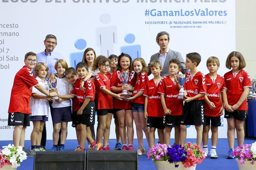 Alcalde Rafael Sánchez, concejales María Espín, Aitor Retolaza y deportistas. Entrega Premios Competiciones Locales 2018-19 - 