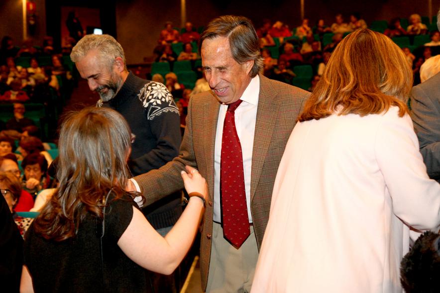 Entrega Premios Atenea y Hombres por la Igualdad - Imagen del alcalde García de Vinuesa saludando a la premiada Carmen Recena.