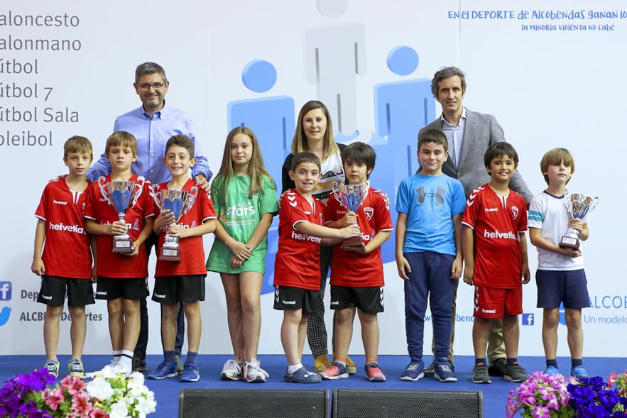 Alcalde Rafael Sánchez, concejales María Espín, Aitor Retolaza y deportistas. Entrega Premios Competiciones Locales 2018-19 -