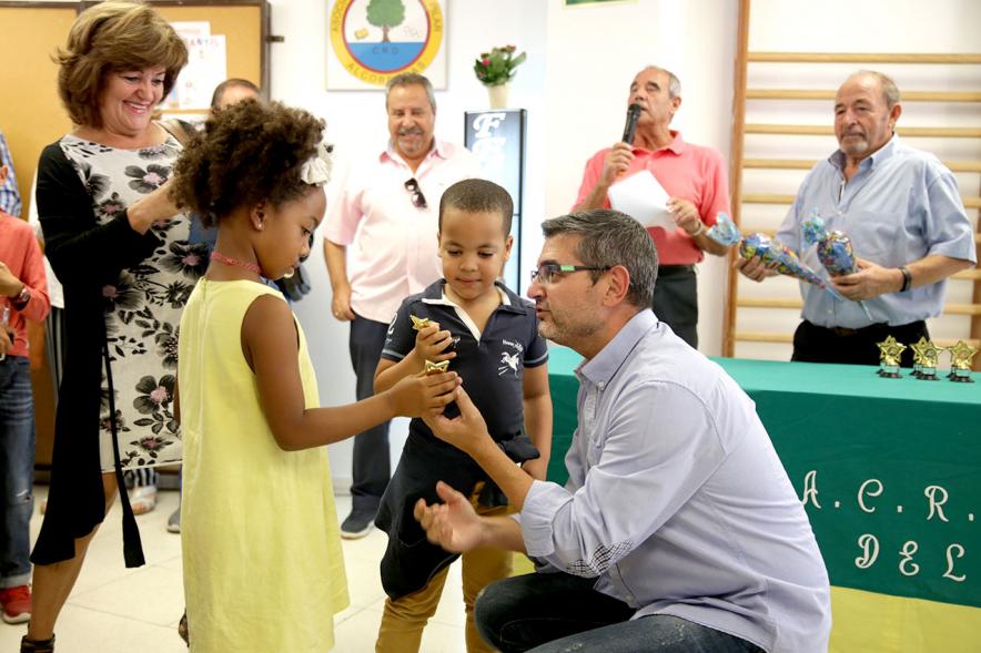 Alcalde Sánchez Acera charla con niños durante el evento
