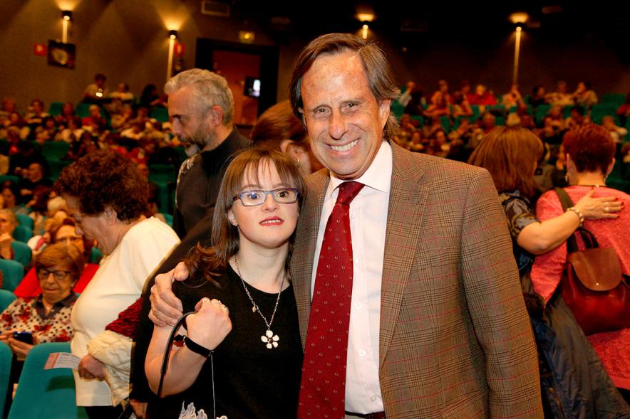 Entrega Premios Atenea y Hombres por la Igualdad -Posado del abrazo del alcalde García de Vinuesa a la premiada Carmen Recena.