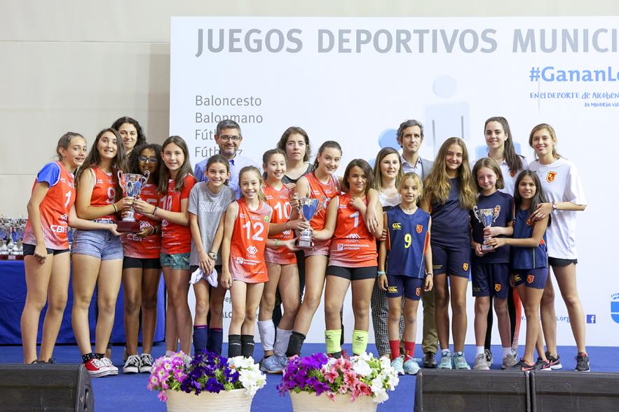 Alcalde Rafael Sánchez, concejal Aitor Retolaza y deportistas. Entrega Premios Competiciones Locales 2018-19