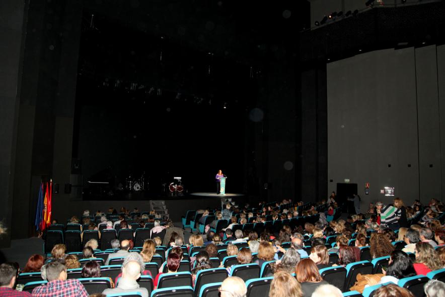 Entrega Premios Atenea y Hombres por la Igualdad - Cenital del teatro con los asistentes y al fondo el alcalde García de Vinuesa.