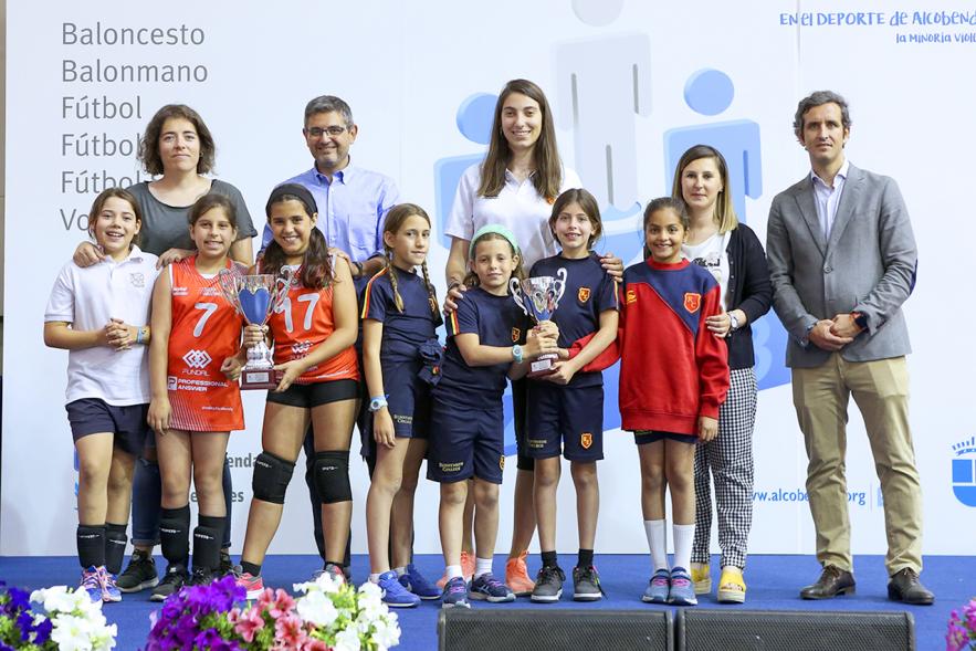 Alcalde Rafael Sánchez, concejales María Espín, Aitor Retolaza , entrenadores y deportistas.  Entrega Premios Competiciones Locales 2018-19 - 
