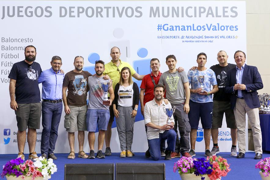 Alcalde Rafael Sánchez, concejales María Espín, Juan Francisco Figueroay deportistas.   Entrega Premios Competiciones Locales 2018-19 -