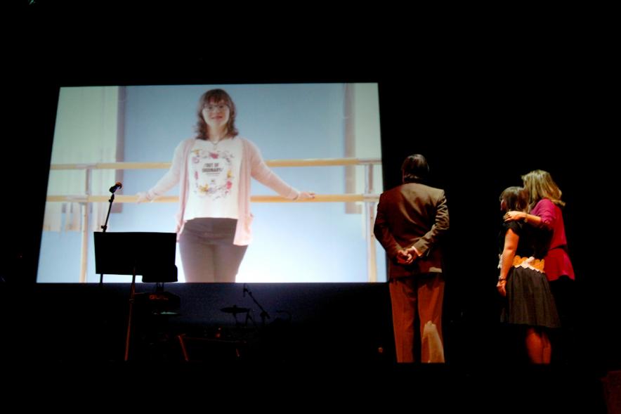 Entrega Premios Atenea y Hombres por la Igualdad - Imagen de la presentación de la premiada en la pantalla del teatro.